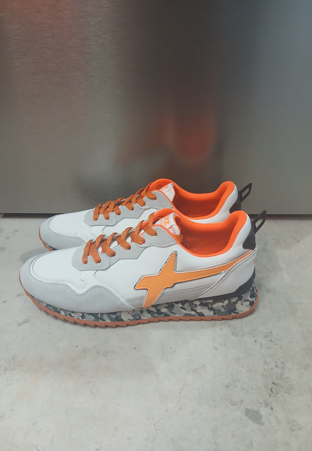 W6YZ スニーカー (WHITE-GRAY-NEON ORANGE)