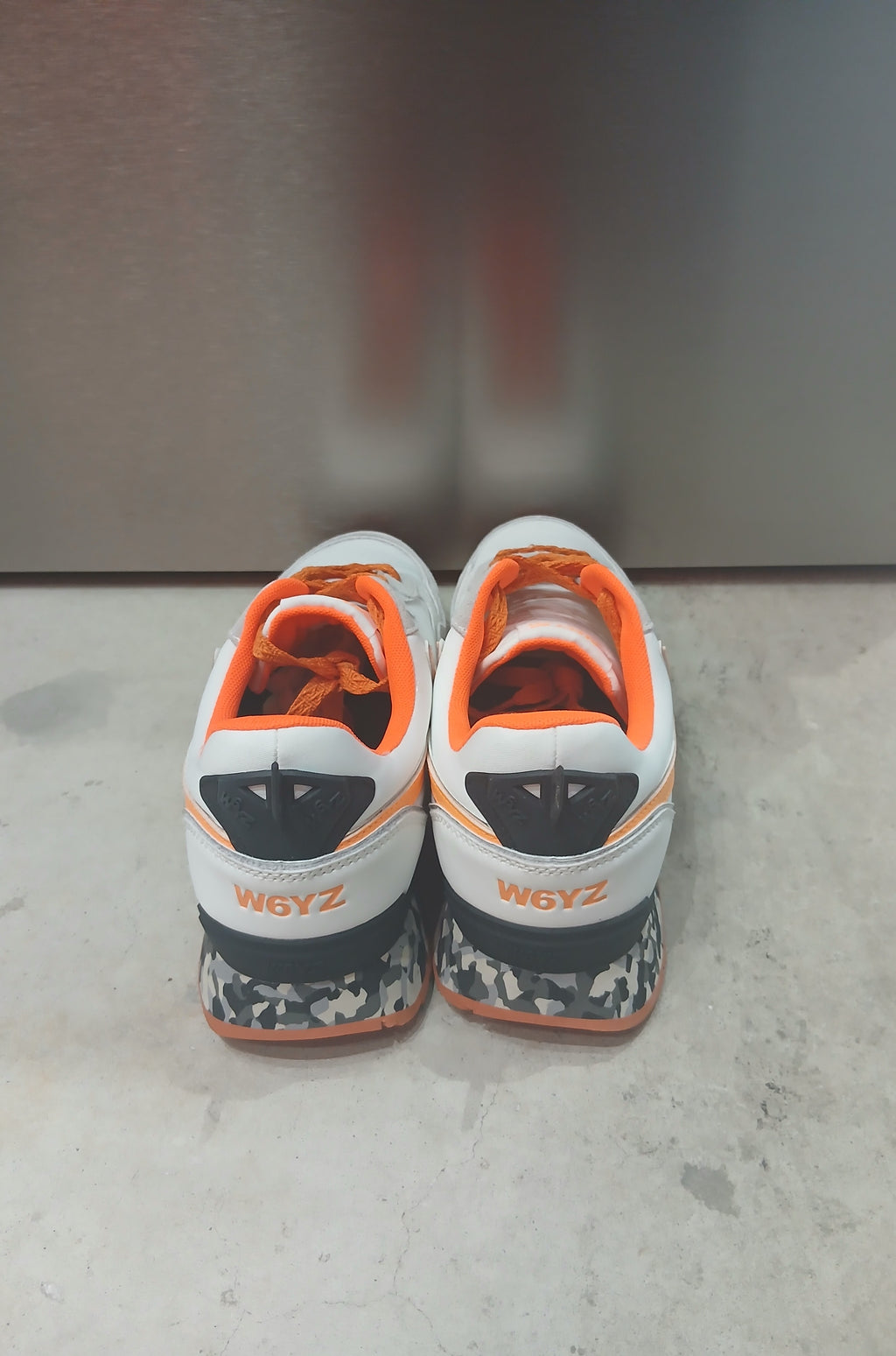W6YZ スニーカー (WHITE-GRAY-NEON ORANGE)