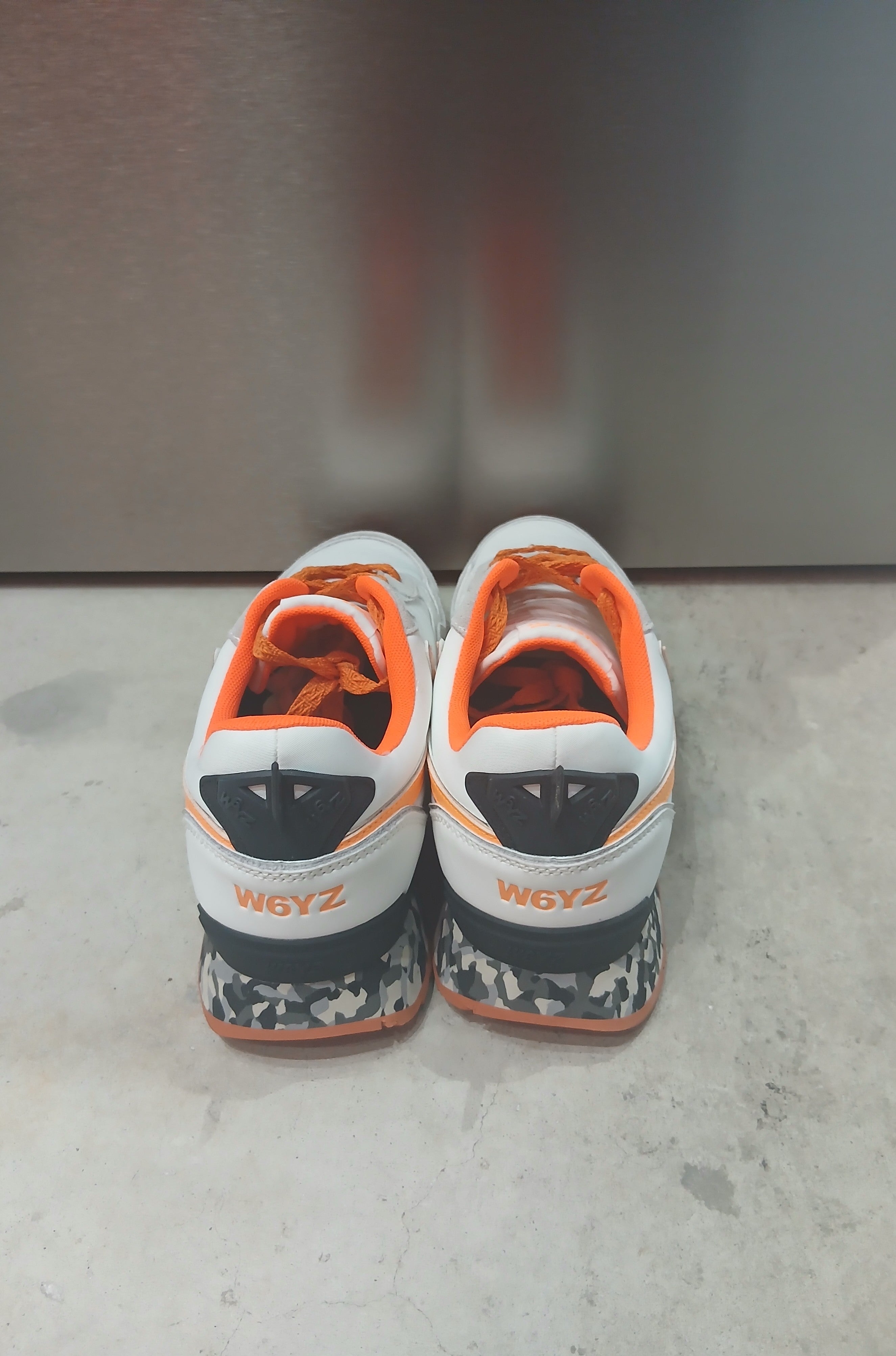 W6YZ スニーカー (WHITE-GRAY-NEON ORANGE)