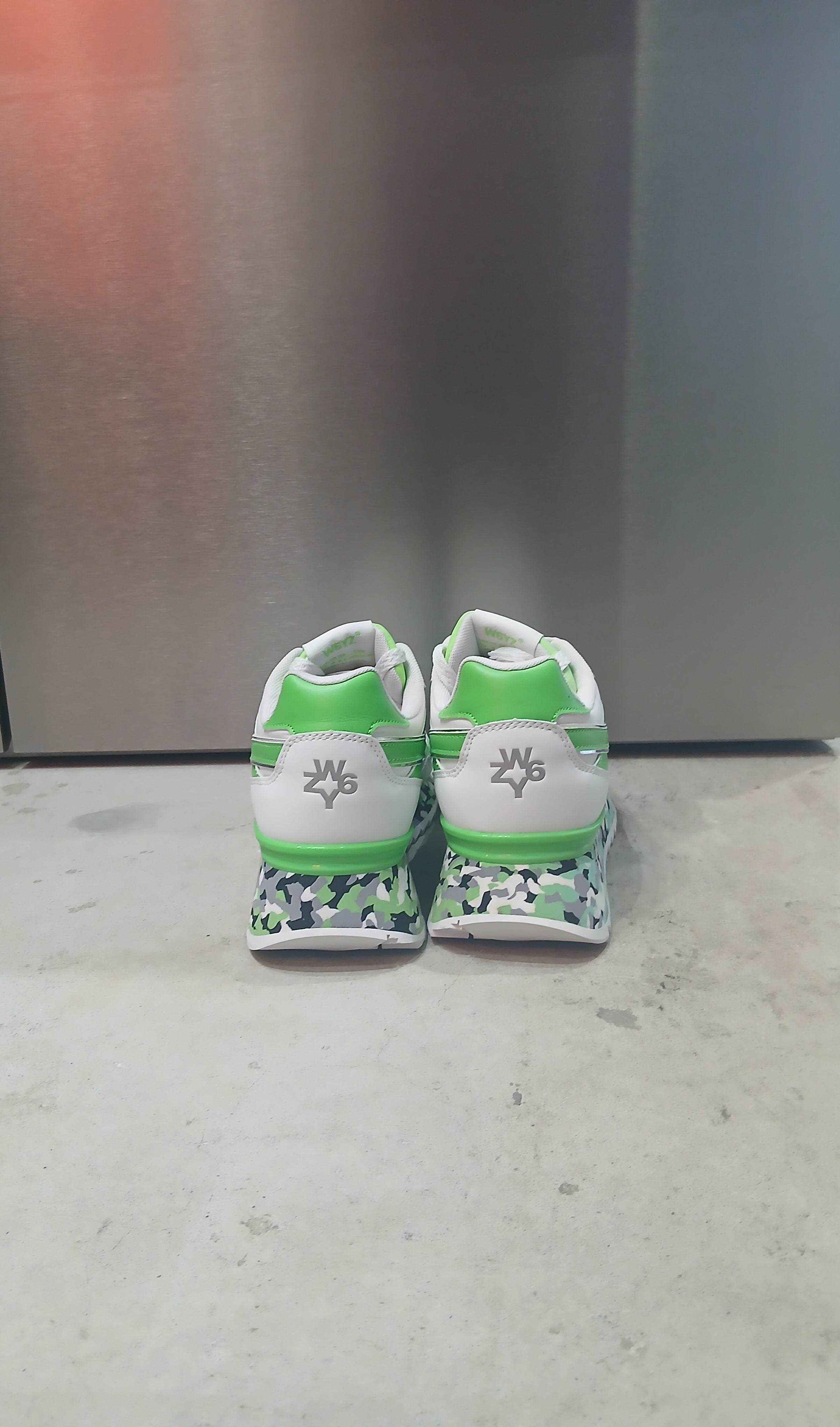 W6YZ スニーカー (WHITE-NEON-GREEN)