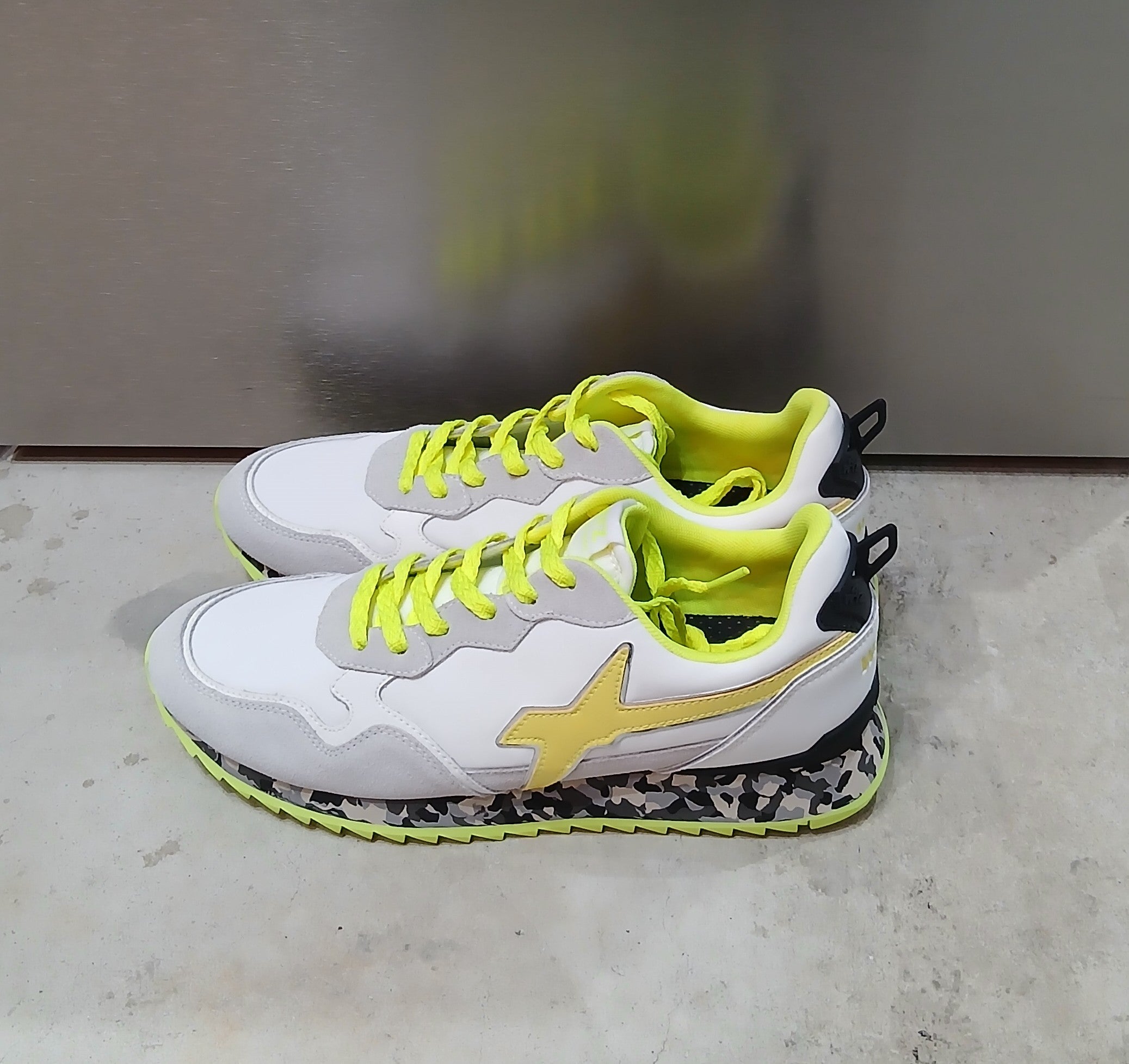W6YZ スニーカー (WHITE-GRAY-NEON YELLOW)