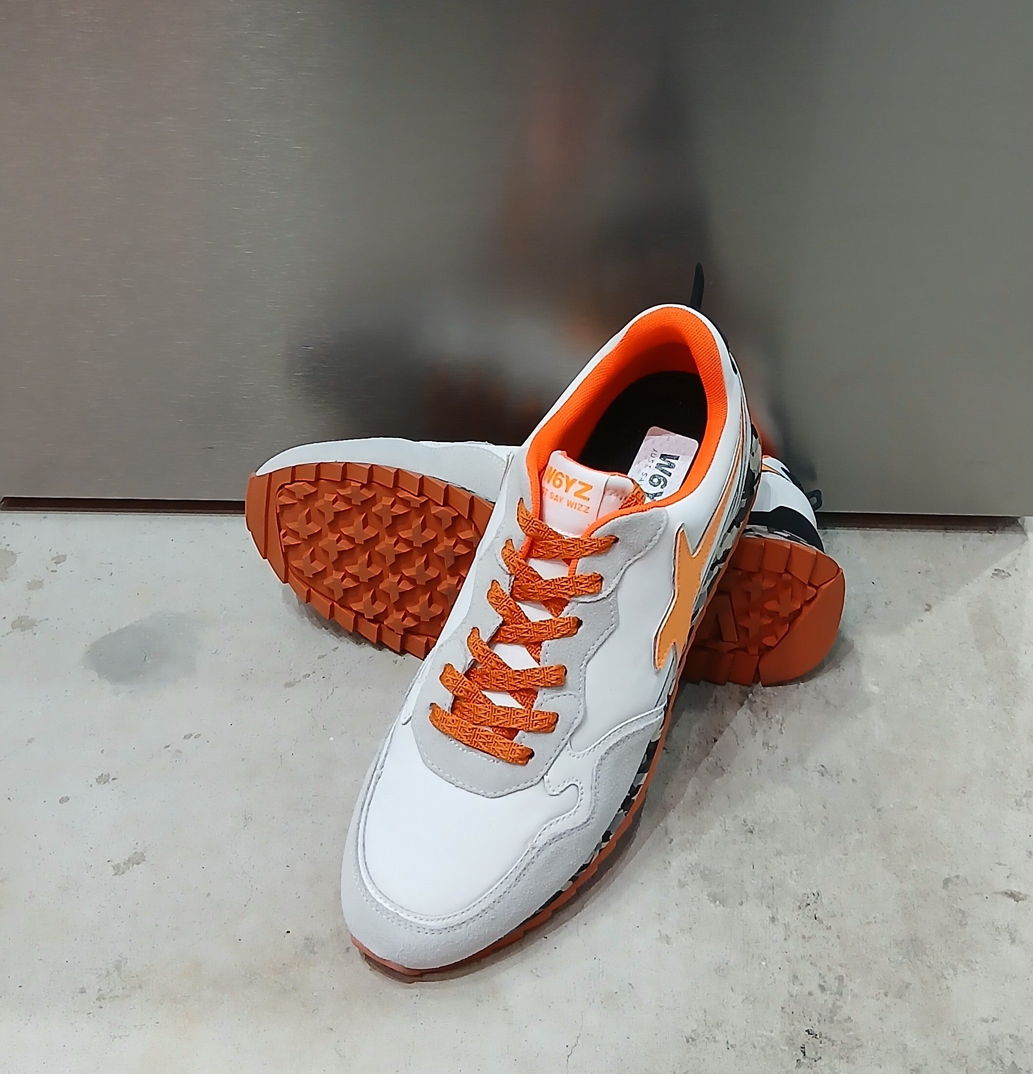 W6YZ スニーカー (WHITE-GRAY-NEON ORANGE)