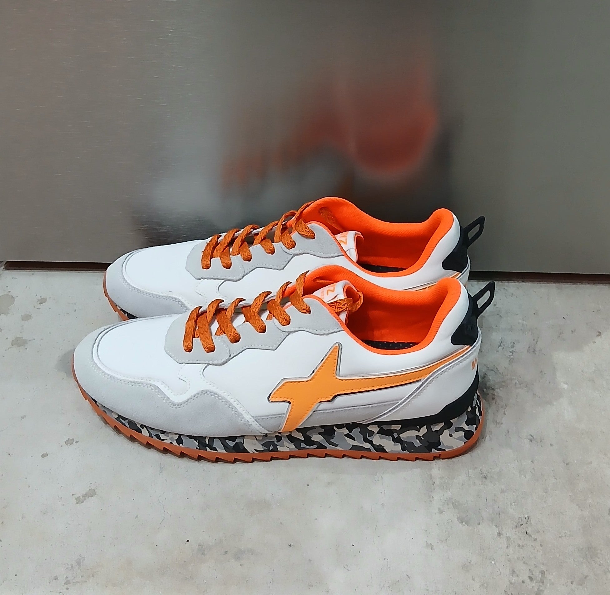 W6YZ スニーカー (WHITE-GRAY-NEON ORANGE)