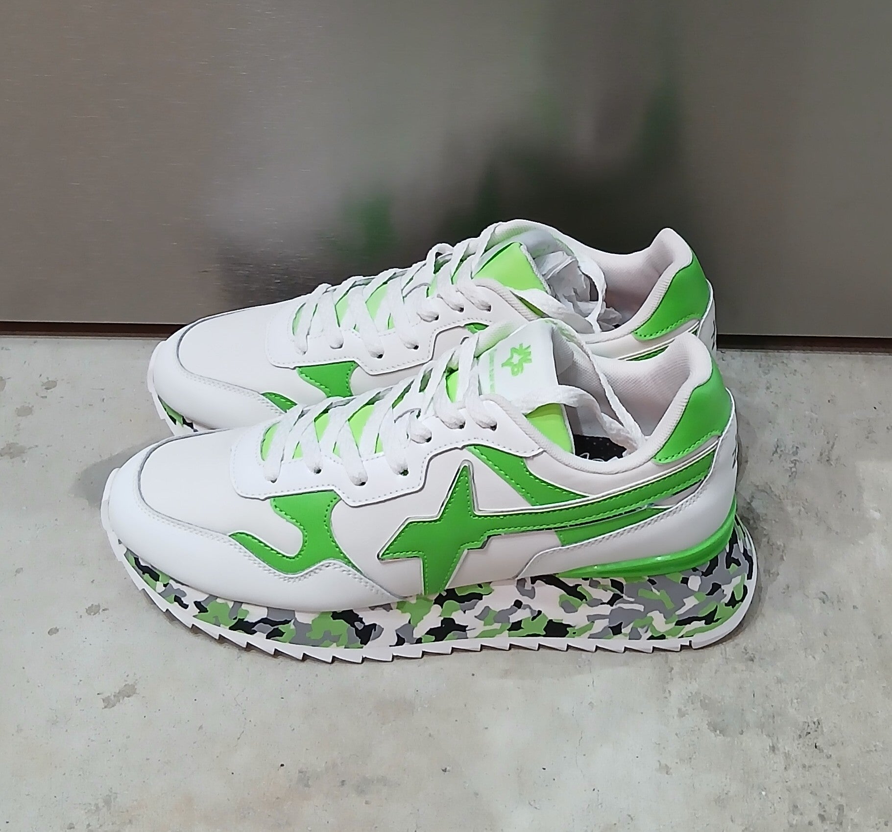 W6YZ スニーカー (WHITE-NEON-GREEN)