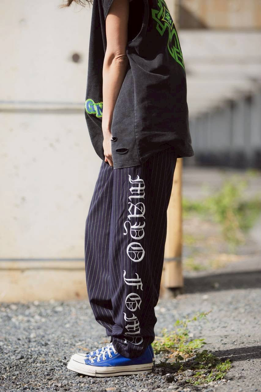 MAYO EMBROIDERY STRIPE EASY SLACKS GRAY × WHITE STRIPE