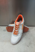 W6YZ スニーカー (WHITE-GRAY-NEON ORANGE)