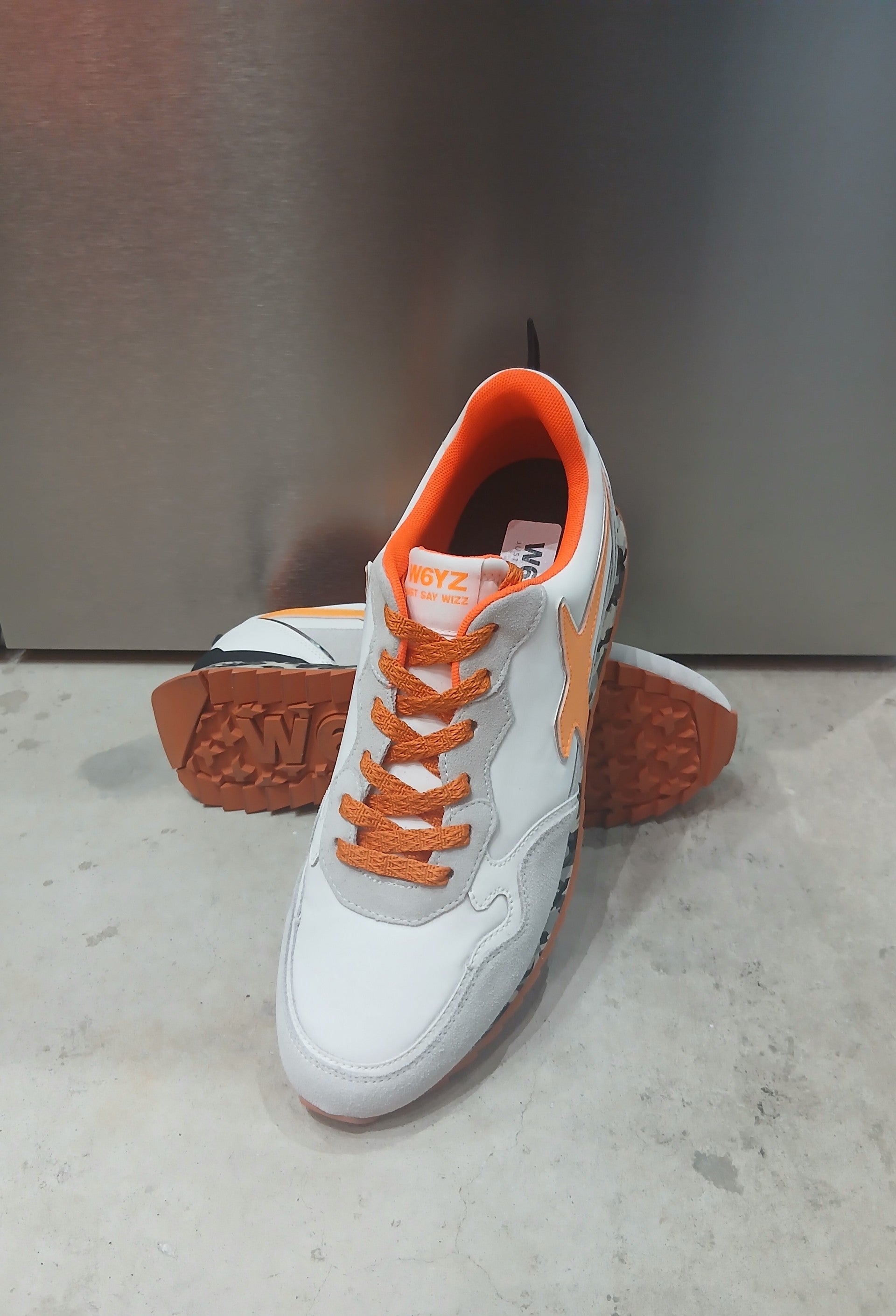 W6YZ スニーカー (WHITE-GRAY-NEON ORANGE)